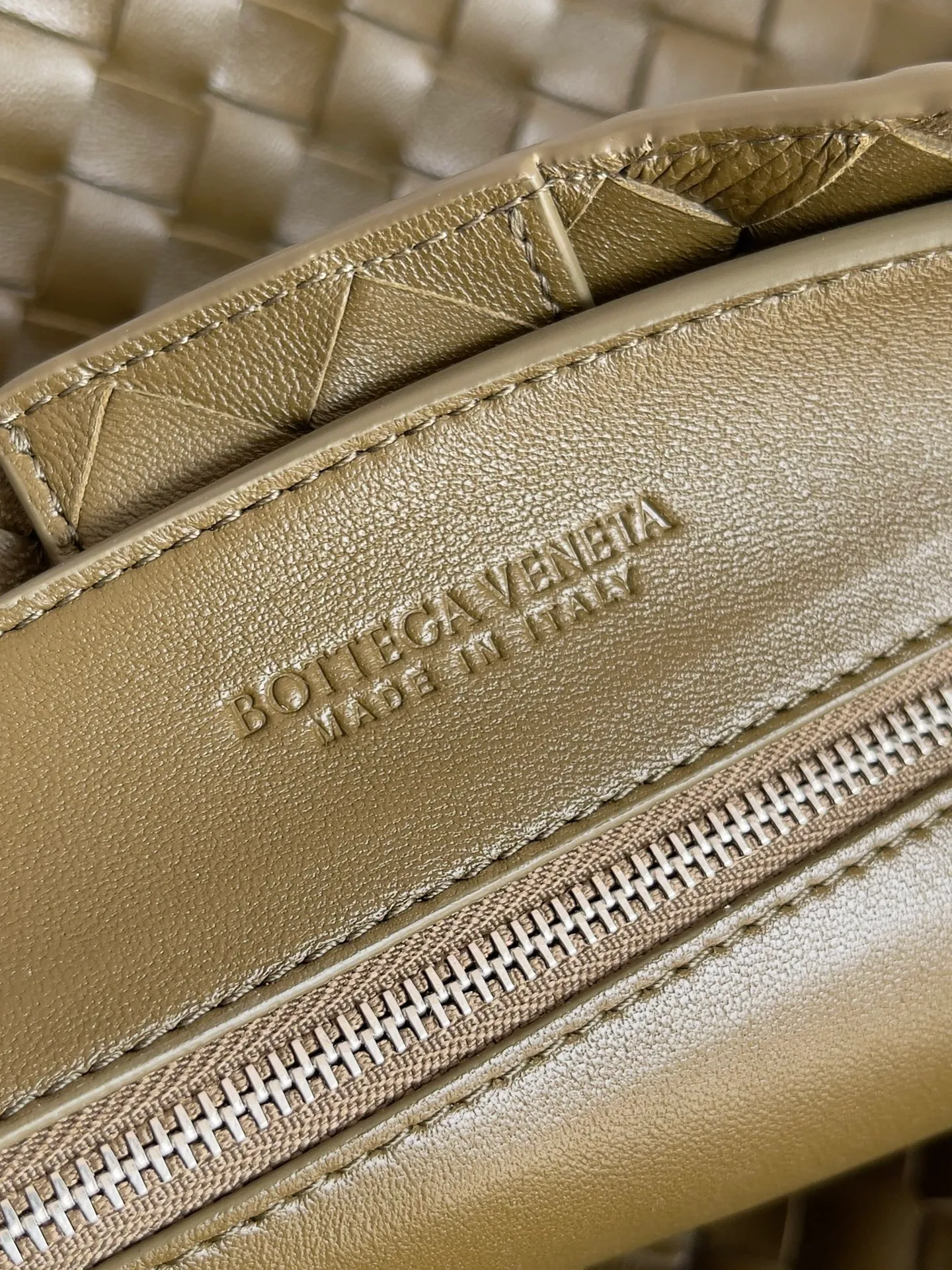 Batch 3760 Recently, the same style of bag that celebrities love is both high-end and practical. Michelle Yeoh, Kim Namjoon, Jing Boran, Tong Liya, Sun Qian, Wu Qianyu, Du Juan, Ma Yili and Bai Baihe are all carrying Bottega Veneta summer series Andiamo handbags. Andiamo has a simple structure and rounded lines. The whole piece is made of Nappa leather. It is comfortable, soft and dynamic. It adds interest to daily life and can be easily matched with various styles. Andiamo handbags are available in three sizes: small, medium and large. There are many colors to choose from, which can meet different needs. You can really carry it whether it is daily or attending events. Style number: 743575 Size: 45*22*34 including handle height 44cm
